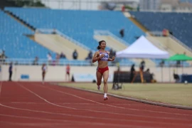 Khoảnh khắc Nguyễn Thị Oanh băng về đích để giành HCV 1.500m nữ