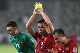 Các tuyển thủ cảm ơn cổ động viên đã cổ vũ cho đội bóng. (Ảnh: Hoàng Linh/TTXVN)