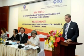 Luật sư Otmar Kury, chủ tịch Đoàn Luật sư Hanseatic Hamburg Đức phát biểu tại hội thảo. (Ảnh: Phương Hoa/TTXVN)