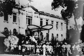 Đánh chiếm Bắc Bộ Phủ - Tổng khởi nghĩa giành chính quyền tại Hà Nội tháng 8/1945. (Ảnh Tư liệu TTXVN)