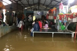 Mọi đồ đạc phải đưa lên cao tại một hộ dân ở xã Quảng Thọ. (Ảnh: Hồ Cầu/TTXVN)
