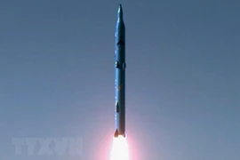 Vụ thử tên lửa tầm trung đất đối đất Sejil-2 tại một địa điểm bí mật ở Iran. (Nguồn: AFP/TTXVN)