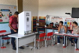 Cử tri Brazil bỏ phiếu tại một địa điểm bầu cử ở Rio de Janeiro hôm 28/10. (Ảnh: AFP/TTXVN)