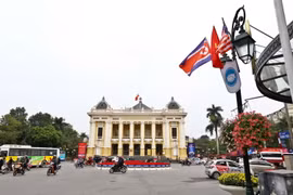 Cờ và hoa tươi được trang trí trước khu vực Nhà hát lớn, chuẩn bị cho hội nghị thượng đỉnh Mỹ-Triều lần 2. (Ảnh: Minh Quyết/TTXVN)