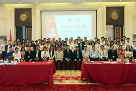 Công sứ Phạm Thanh Bình chụp ảnh lưu niệm cùng Đại hội. (Ảnh: Lương Tuấn/Vietnam+)