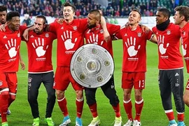 Bàn tay 5 ngón trên áo Bayern chẳng khác nào cái tát vào mặt phần còn lại của Bundesliga.