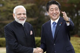 Thủ tướng Nhật Bản Shinzo Abe (phải) và Thủ tướng Ấn Độ Narendra Modi trong cuộc gặp tại tỉnh Yamanashi. (Ảnh: AFP/TTXVN)