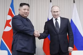 Tổng thống Nga Vladimir Putin (phải) và nhà lãnh đạo Triều Tiên Kim Jong-un tại cuộc gặp ở Vladivostok. (Ảnh: AFP/TTXVN)