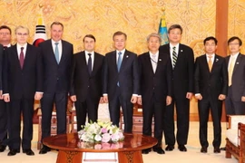 Tổng thống Hàn Quốc chụp ảnh cùng lãnh đạo đoàn vận động viên Nga. (Nguồn: metro.us)