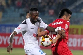 CLB Hà Nội (áo trắng) thua ở vòng 2 V-League. (Ảnh minh họa: Quốc Khánh/TTXVN)