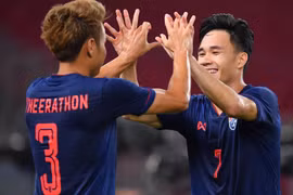 Supachok và Theerathorn (số 3) mang chiến thắng về cho Thái Lan.
