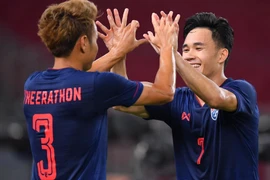 Supachok và Theerathorn (số 3) mang chiến thắng về cho Thái Lan.