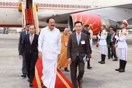 Phó Tổng thống Ấn Độ Venkaiah Naidu tại sân bay quốc tế Nội Bài. (Ảnh: TTXVN phát)
