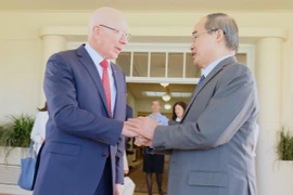 Bí thư Thành ủy TP. HCM Nguyễn Thiện Nhân chào xã giao Toàn quyền Australia David Hurley. (Ảnh: Nguyễn Minh/TTXVN)