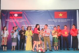 Tiết mục với sự thể hiện của bà con cộng đồng, ca sỹ Sức sống trẻ và cán bộ Đại sứ quán hai nước. (Ảnh: Hoàng Nhương/Vietnam+)