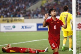 Công Phượng tiếc nuối sau pha bỏ lỡ của Đức Chinh. (Ảnh: Minh Chiến/Vietnam+)