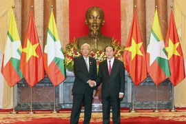 Chủ tịch nước Trần Đại Quang và Tổng thống Htin Kyaw tại lễ đón. (Ảnh: Nhan Sáng/TTXVN)