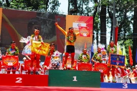 Các VĐV nhận giải Nhất, Nhì và Ba chung cuộc của Cuộc đua tranh Cúp truyền hình Thành phố Hồ Chí Minh lần thứ 28. (Ảnh: Mạnh Linh/TTXVN)