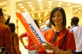 Nữ cổ động viên Việt Nam rạng rỡ đến sân cổ vũ tuyển Việt Nam.(Ảnh: Minh chiến/Vietnam+)
