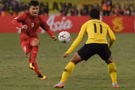 Quang Hải trong trận đấu với Malaysia ở AFF Cup 2018. (Nguồn: Fox Sports)