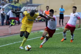 Sài Gòn FC ngăn cản FLC Thanh Hóa (áo vàng) vô địch lượt đi. (Ảnh: Thanh Tùng/TTXVN)