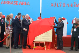 Phó Thủ tướng Thường trực Trương Hòa Bình, Thượng nghị sỹ Patrick Leahy và các đại biểu thực hiện nghi thức khởi động Dự án xử lý ô nhiễm dioxin sân bay Biên Hòa. (Ảnh: Sỹ Tuyên/TTXVN)
