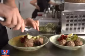 Chế biến món ăn từ thực phẩm thừa. (Nguồn: Vnews)