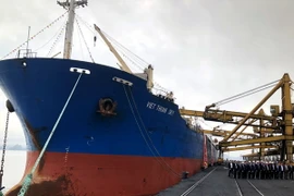 Tàu Việt Thuận Sky đang 'ăn' than tại Cảng Cẩm Phả, Quảng Ninh. (Ảnh: Văn Đức/TTXVN)
