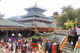 Dòng người vào Miếu Bà Chúa Xứ Núi Sam xin lộc đầu năm. (Ảnh: Công Mạo-TTXVN)