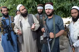 Các tay súng Taliban tại khu vực ngoại ô Jalalabad. (Ảnh: AFP/TTXVN)