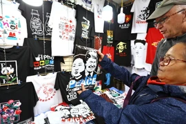 Áo in hình ông Donald Trump và Kim Jong-un thu hút khách du lịch