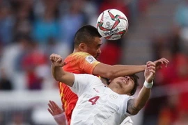 Pha tranh bóng giữa hai đội. (Nguồn: Sina)