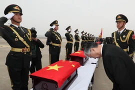 Lễ trao trả hài cốt binh sỹ Trung Quốc tại sân bay Icheon, Seoul ngày 28/3. (Nguồn: Yonhap/TTXVN)