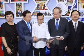 Ông Nguyễn Thiện Nhân, Ủy viên Bộ Chính trị, Chủ tịch Ủy ban Trung ương Mặt trận Tổ quốc Việt Nam tham quan gian trưng bày ấn phẩm của Thông tấn xã Việt Nam tại Hội báo toàn quốc 2017. (Ảnh: Doãn Tấn/TTXVN)