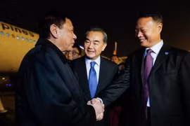 Tổng thống Philippines Rodrigo Duterte (trái) đã đến Trung Quốc. (Nguồn: philstar.com)