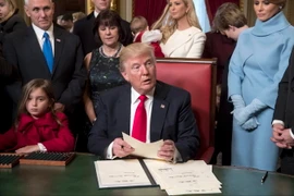 Tổng thống Trump ký các sắc lệnh. (Nguồn: EPA/TTXVN)