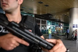 Lực lượng cảnh sát phong tỏa ở sân bay Ataturk. (Nguồn: AFP)
