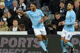 Sterling sắm vai người hùng của Man City. (Nguồn: Daily Mail)