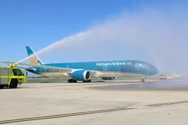 Sân bay quốc tế Sydney tổ chức phun vòi rồng chào đón chuyến bay thẳng đầu tiên từ Hà Nội vào chiều 29/3. (Ảnh: Khánh Linh/Vietnam+)