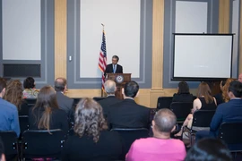 Đại sứ Phạm Quang Vinh phát biểu tại buổi chiếu phim. (Ảnh: Đoàn Hùng-Thanh Tuấn/Vietnam+)