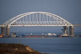Nga điều một tàu chở hàng lớn bên dưới Cầu Crimea, chặn lối đi duy nhất vào Biển Azov. (Nguồn: AP)