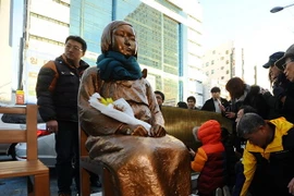 Rắc rối liên quan đến việc dựng bức tượng 'phụ nữ mua vui' trước cổng Tổng Lãnh sự quán của Nhật Bản cũng được bàn trong cuộc họp. (Nguồn: Reuters)