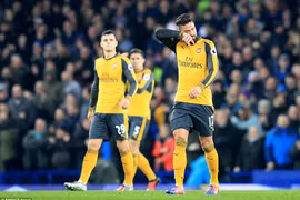 Arsenal lỡ cơ hội chiếm ngôi đầu của Chelsea. (Nguồn: Daily Mail)