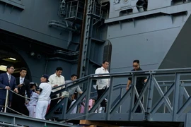 Tổng thống Philippines Rodrigo Duterte thăm tàu sân bay trực thăng JS Izumo của Nhật Bản. (Nguồn: Rappler)