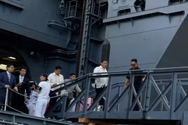 Tổng thống Philippines Rodrigo Duterte thăm tàu sân bay trực thăng JS Izumo của Nhật Bản. (Nguồn: Rappler)