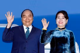 Thủ tướng Nguyễn Xuân Phúc và Phu nhân tại sân bay quốc tế Henri Coanda, Bucharest. (Ảnh: Thống Nhất/TTXVN)