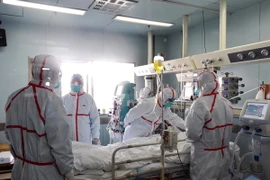 Điều trị cho bệnh nhân nhiễm virus cúm gia cầm H7N9 tại một phòng cách ly trong bệnh viện ở Vũ Hán, tỉnh Hồ Bắc, Trung Quốc ngày 12/2. (Nguồn: AFP/TTXVN)
