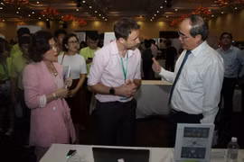 Bí thư Thành ủy Thành phố Hồ Chí Minh Nguyễn Thiện Nhân trao đổi với đại diện Dự án khởi nghiệp EcoWorth-Tech. (Ảnh: Tiến Lực/TTXVN)