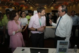 Bí thư Thành ủy Thành phố Hồ Chí Minh Nguyễn Thiện Nhân trao đổi với đại diện Dự án khởi nghiệp EcoWorth-Tech. (Ảnh: Tiến Lực/TTXVN)