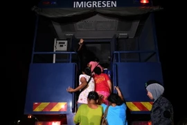 Cảnh sát bắt giữ người lao động nhập cư trái phép tại Port Dickson, ngày 11/7/2017. (Ảnh: AFP/TTXVN)